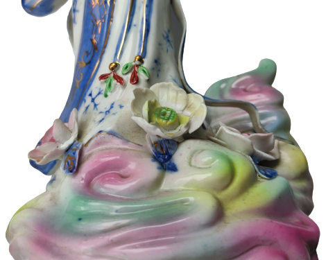 JAPON GEYŞA BİBLO ELİNDE SEPET İÇERSİNDE RENKLİ CİCEKLERİ TAŞIYAN ÜZERİ EL BOYAMA BEYAZ PORSELEN KADIN BİBLO HALİYLE