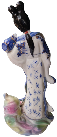 JAPON GEYŞA BİBLO ELİNDE SEPET İÇERSİNDE RENKLİ CİCEKLERİ TAŞIYAN ÜZERİ EL BOYAMA BEYAZ PORSELEN KADIN BİBLO HALİYLE