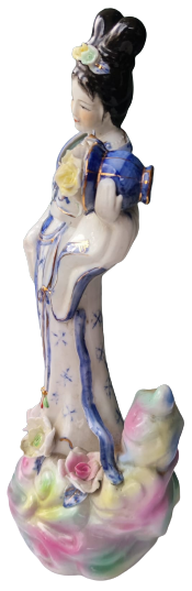 JAPON GEYŞA BİBLO ELİNDE SEPET İÇERSİNDE RENKLİ CİCEKLERİ TAŞIYAN ÜZERİ EL BOYAMA BEYAZ PORSELEN KADIN BİBLO HALİYLE