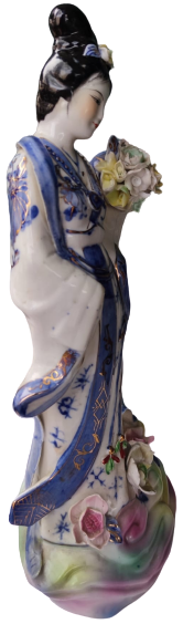 JAPON GEYŞA BİBLO ELİNDE SEPET İÇERSİNDE RENKLİ CİCEKLERİ TAŞIYAN ÜZERİ EL BOYAMA BEYAZ PORSELEN KADIN BİBLO HALİYLE