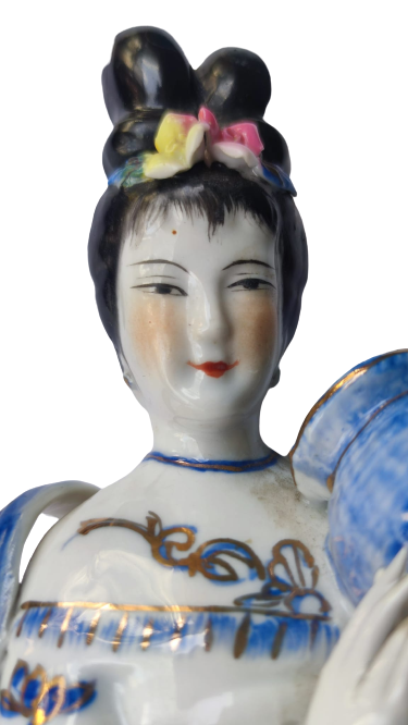 JAPON GEYŞA BİBLO  ELİNDE SEPET İÇERSİNDE RENKLİ CİCEKLERİ TAŞIYAN ÜZERİ EL BOYAMA BEYAZ PORSELEN KADIN BİBLO HALİYLE