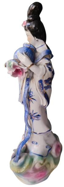 JAPON GEYŞA BİBLO  ELİNDE SEPET İÇERSİNDE RENKLİ CİCEKLERİ TAŞIYAN ÜZERİ EL BOYAMA BEYAZ PORSELEN KADIN BİBLO HALİYLE