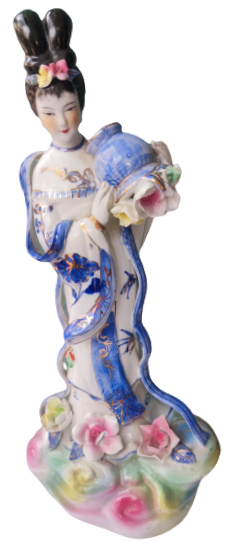 JAPON GEYŞA BİBLO  ELİNDE SEPET İÇERSİNDE RENKLİ CİCEKLERİ TAŞIYAN ÜZERİ EL BOYAMA BEYAZ PORSELEN KADIN BİBLO HALİYLE