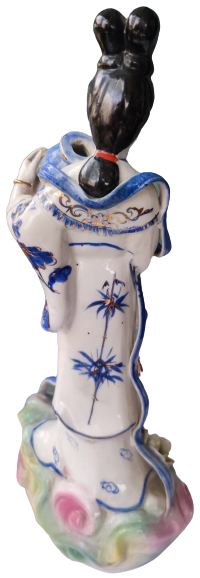 JAPON GEYŞA BİBLO  ELİNDE SEPET İÇERSİNDE RENKLİ CİCEKLERİ TAŞIYAN ÜZERİ EL BOYAMA BEYAZ PORSELEN KADIN BİBLO HALİYLE