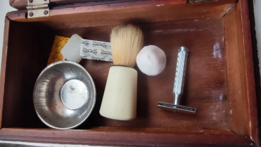 1930 AHŞAP UZERİ OYMA KAPAGI TAŞ AYNALI ERKEK TRAŞ TAKIM KUTUSU İCERSİ TAM 8 PARCA GEREKLİ MALZEMELERLE DOLU