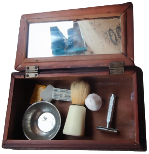 1930 AHŞAP UZERİ OYMA KAPAGI TAŞ AYNALI ERKEK TRAŞ TAKIM KUTUSU İCERSİ TAM 8 PARCA GEREKLİ MALZEMELERLE DOLU