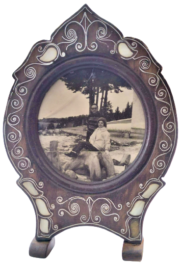 1980 AHŞAP CEVİZ  SEDEF VE TEL EL YAPIM İŞCİLİKLİ AYAKLI YUVARLAK RESİM CERCEVESİ