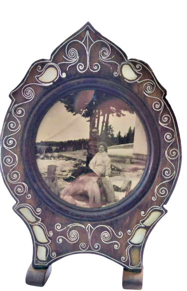 1980 AHŞAP CEVİZ  SEDEF VE TEL EL YAPIM İŞCİLİKLİ AYAKLI YUVARLAK RESİM CERCEVESİ