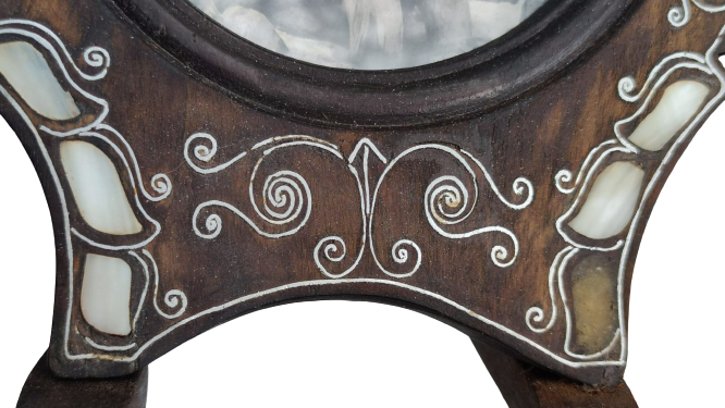 1980 AHŞAP CEVİZ  SEDEF VE TEL EL YAPIM İŞCİLİKLİ AYAKLI YUVARLAK RESİM CERCEVESİ