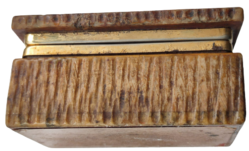 1920 ONIKS SARI TONLARDA MERMER UZERİ DÖRT TARFI SUTUN İŞLEMELİ KAPAK KISMI METAL MENTEŞE CERVRELİ MASA UZERİ KUTU TESBİH MUCEVHER