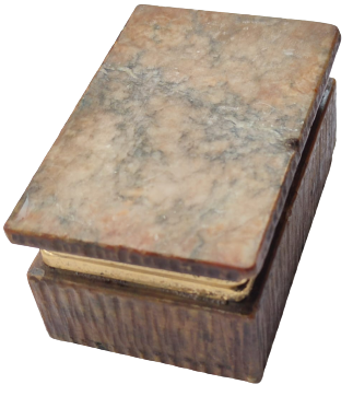 1920 ONIKS SARI TONLARDA MERMER UZERİ DÖRT TARFI SUTUN İŞLEMELİ KAPAK KISMI METAL MENTEŞE CERVRELİ MASA UZERİ KUTU TESBİH MUCEVHER