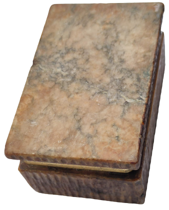 1920 ONIKS SARI TONLARDA MERMER UZERİ DÖRT TARFI SUTUN İŞLEMELİ KAPAK KISMI METAL MENTEŞE CERVRELİ MASA UZERİ KUTU TESBİH MUCEVHER