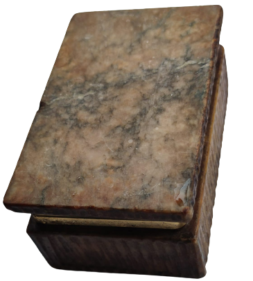 1920 ONIKS SARI TONLARDA MERMER UZERİ DÖRT TARFI SUTUN İŞLEMELİ KAPAK KISMI METAL MENTEŞE CERVRELİ MASA UZERİ KUTU TESBİH MUCEVHER