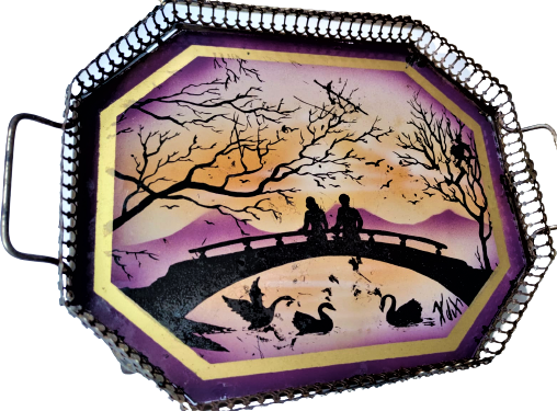 1950 CAMALTI EL CİZİM NEHİR ÜZERİ KOPRUDE AŞIKLAR TEMALI METAL KULPLU ETRAFI İŞLEMELİ AYAKLI CERCEVELİ TEPSİ