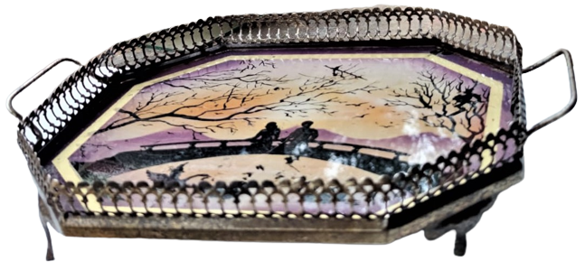 1950 CAMALTI EL CİZİM NEHİR ÜZERİ KOPRUDE AŞIKLAR TEMALI METAL KULPLU ETRAFI İŞLEMELİ AYAKLI CERCEVELİ TEPSİ