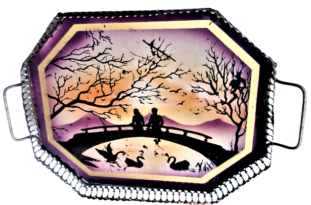 1950 CAMALTI EL CİZİM NEHİR ÜZERİ KOPRUDE AŞIKLAR TEMALI METAL KULPLU ETRAFI İŞLEMELİ AYAKLI CERCEVELİ TEPSİ