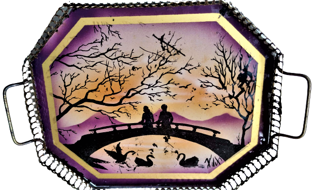 1950 CAMALTI EL CİZİM NEHİR ÜZERİ KOPRUDE AŞIKLAR TEMALI METAL KULPLU ETRAFI İŞLEMELİ AYAKLI CERCEVELİ TEPSİ