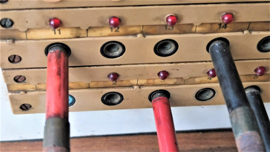 1940 TKS TELEKS SAYISAL MEKANİK CEVİRMELİ AHİZELİ AHŞAP KASA SANTRAL 20 TELEFONLUK GÖRÜŞME BAGLANMA KAPASİTELİ