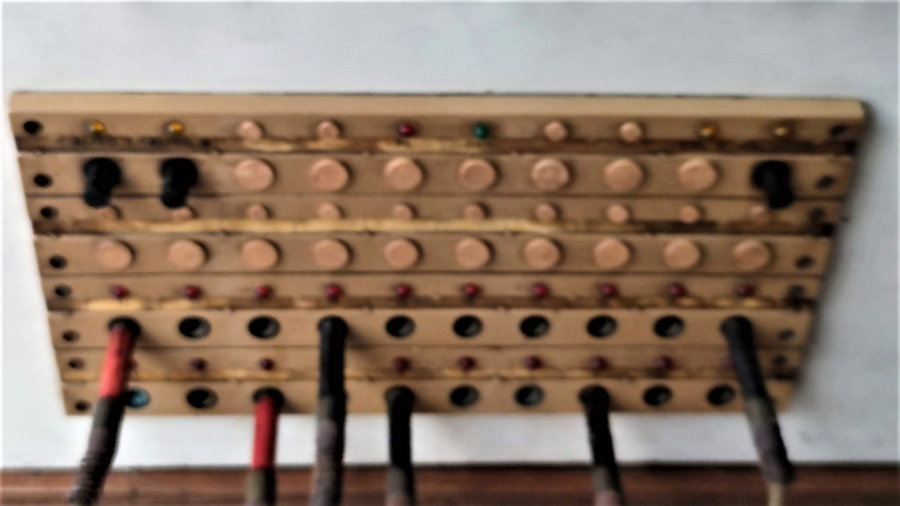 1940 TKS TELEKS SAYISAL MEKANİK CEVİRMELİ AHİZELİ AHŞAP KASA SANTRAL 20 TELEFONLUK GÖRÜŞME BAGLANMA KAPASİTELİ