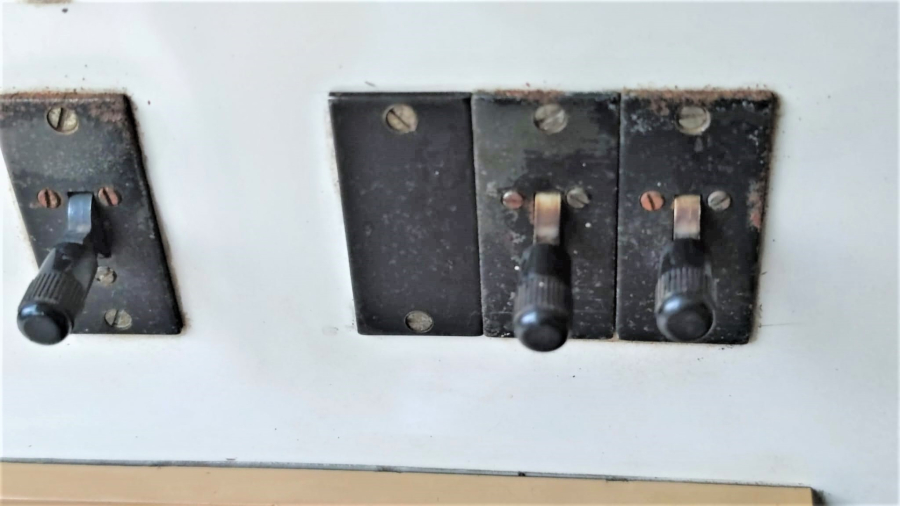 1940 TKS TELEKS SAYISAL MEKANİK CEVİRMELİ AHİZELİ AHŞAP KASA SANTRAL 20 TELEFONLUK GÖRÜŞME BAGLANMA KAPASİTELİ