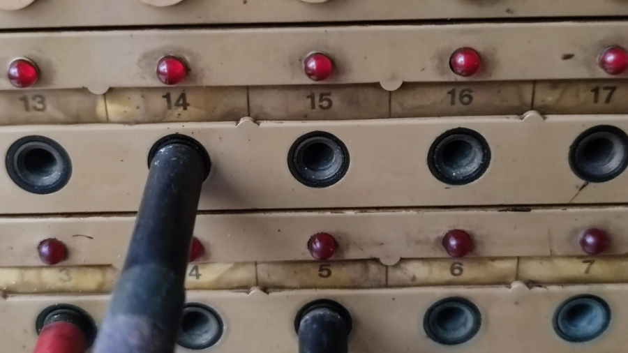 1940 TKS TELEKS SAYISAL MEKANİK CEVİRMELİ AHİZELİ AHŞAP KASA SANTRAL 20 TELEFONLUK GÖRÜŞME BAGLANMA KAPASİTELİ