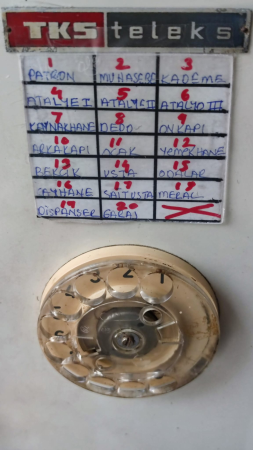 1940 TKS TELEKS SAYISAL MEKANİK CEVİRMELİ AHİZELİ AHŞAP KASA SANTRAL 20 TELEFONLUK GÖRÜŞME BAGLANMA KAPASİTELİ