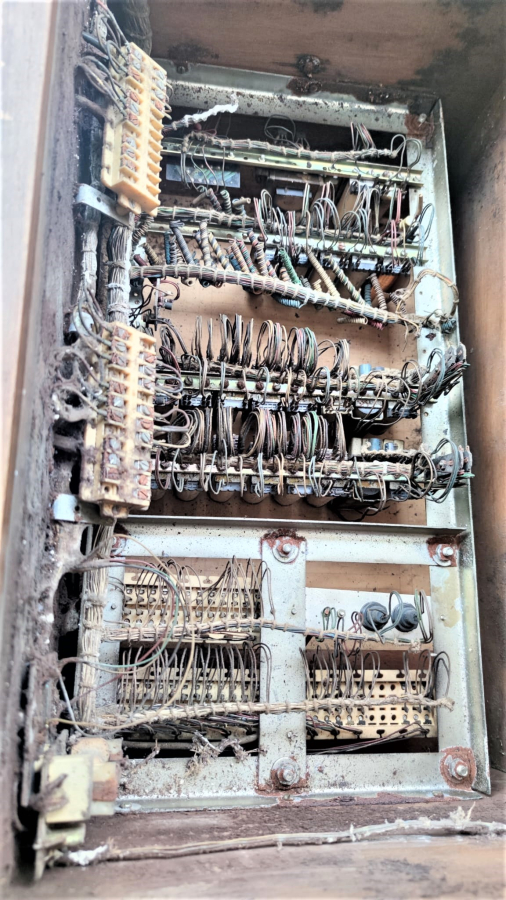 1940 TKS TELEKS SAYISAL MEKANİK CEVİRMELİ AHİZELİ AHŞAP KASA SANTRAL 20 TELEFONLUK GÖRÜŞME BAGLANMA KAPASİTELİ