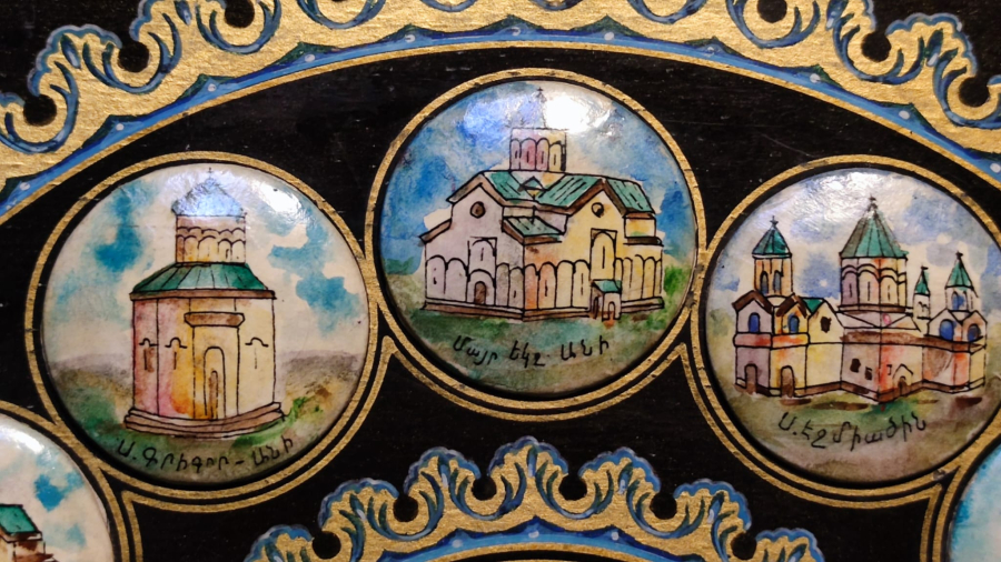 1970 ERMENİSTAN AHŞAP ÜZERİ EL CİZİM ERMENİSTANIN TARİHİ YERLERİ  EL CİZİM QUARZT DUVAR SAATİ SANATCI İMZALI