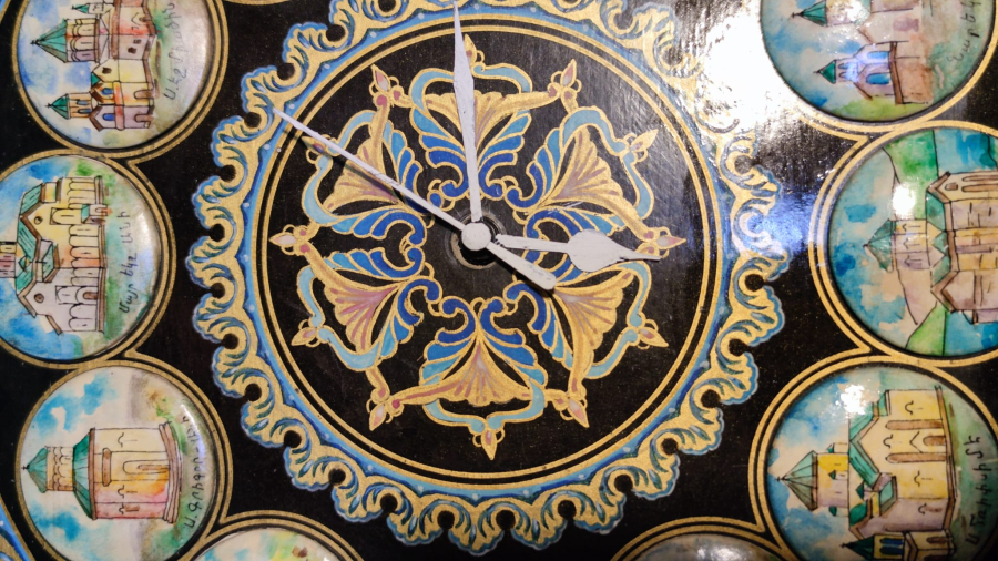 1970 ERMENİSTAN AHŞAP ÜZERİ EL CİZİM ERMENİSTANIN TARİHİ YERLERİ  EL CİZİM QUARZT DUVAR SAATİ SANATCI İMZALI