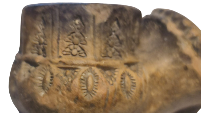 OSMANLI 19 YUZYIL TOPHANE LÜLE  ÜZERİ DESENLİ İŞLEMELİ TÜTÜN İÇME TOPRAK EL YAPIM PİŞMİK KİLDEN YAPILMA 