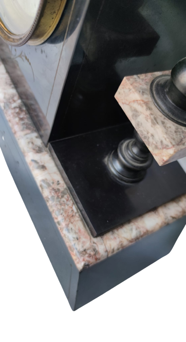 1930 SİHAY VE PEMBE TONLARDA MERMER VE BRONZ CİFT ŞAMDANLI ŞÖNİNE KONSOL SAATİ KURMALI