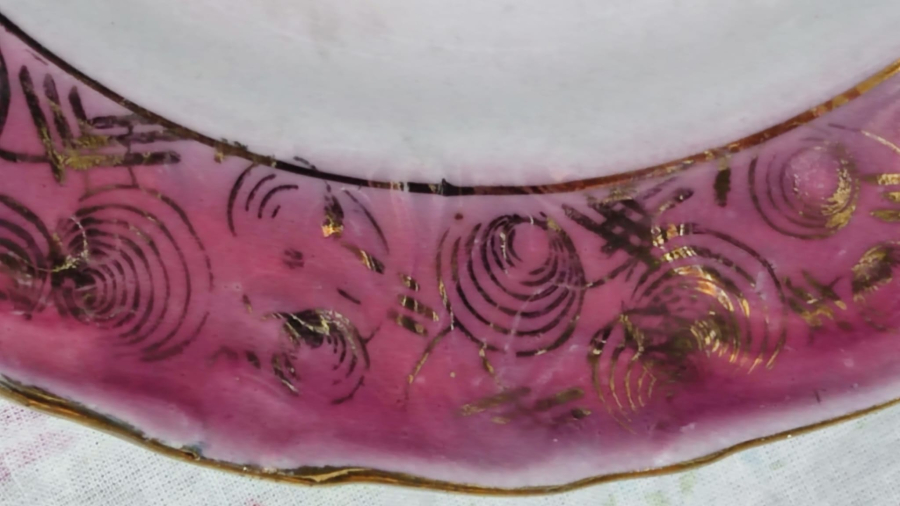 İSTANBUL PORSELEN TÜRK MALI DUVAR TABAGI KENARLAR FUŞYA RENK BORDUR  İÇERSİ ALTIN EL CEKMELER ORTADA  SU DEGİRMENİ VE OTURANLAR 