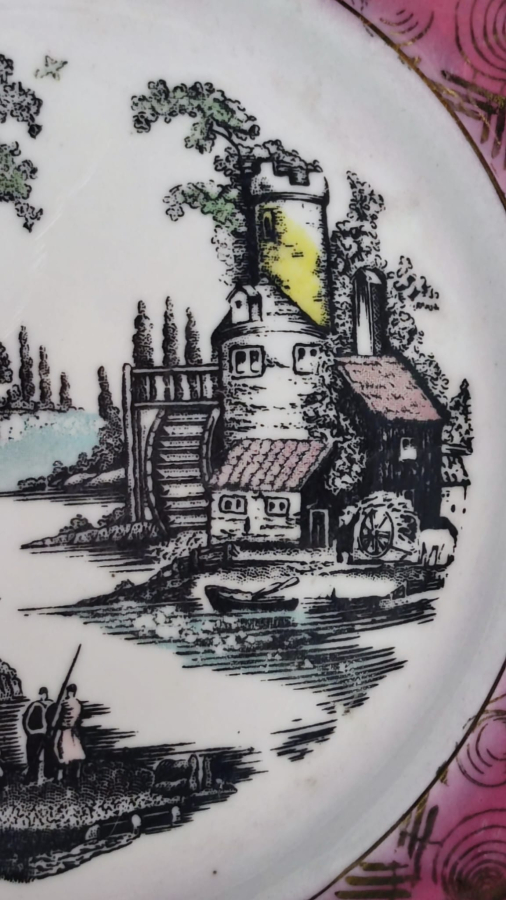 İSTANBUL PORSELEN TÜRK MALI DUVAR TABAGI KENARLAR FUŞYA RENK BORDUR  İÇERSİ ALTIN EL CEKMELER ORTADA  SU DEGİRMENİ VE OTURANLAR 