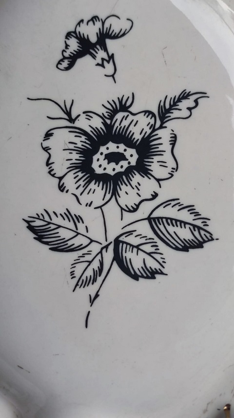 1960 BEYAZ PORSELEN SUMERBANK İCERSİ CİCEK DESENLİ KÜL TABLASI KENARLAR VE SIGARA YERLE ALTIN EL CEKME