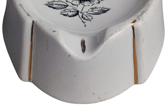 1960 BEYAZ PORSELEN SUMERBANK İCERSİ CİCEK DESENLİ KÜL TABLASI KENARLAR VE SIGARA YERLE ALTIN EL CEKME