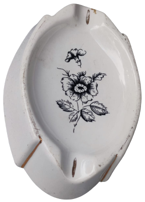 1960 BEYAZ PORSELEN SUMERBANK İCERSİ CİCEK DESENLİ KÜL TABLASI KENARLAR VE SIGARA YERLE ALTIN EL CEKME