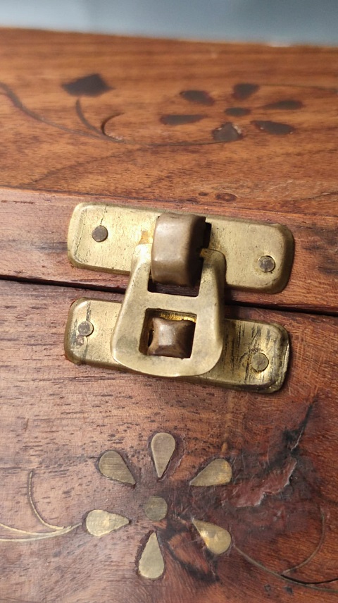 MASİF ÜZERİ PİRİNC CİCEK KAKMA PİRAMİT KAPAKLI İCİ BORDO KAPLAMA MÜCEVHER VEYA TESBİH KUTUSU