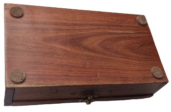 MASİF ÜZERİ PİRİNC CİCEK KAKMA PİRAMİT KAPAKLI İCİ BORDO KAPLAMA MÜCEVHER VEYA TESBİH KUTUSU