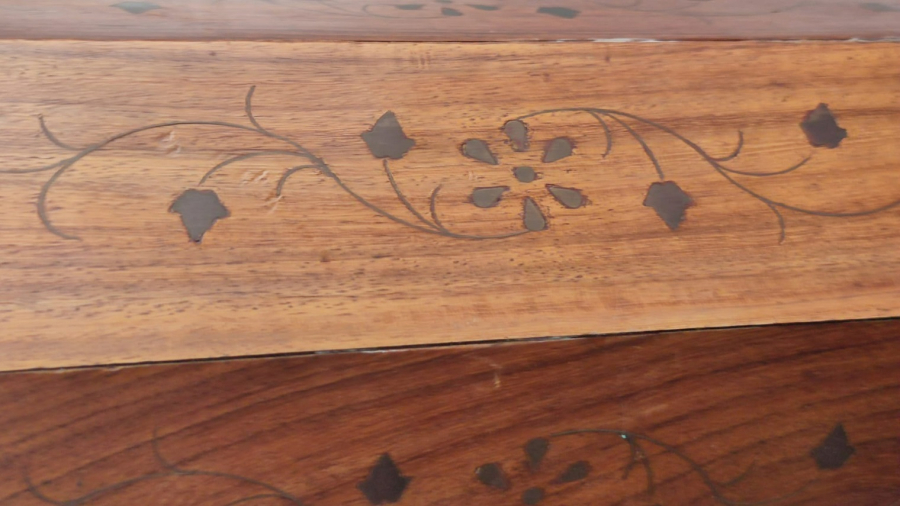 MASİF ÜZERİ PİRİNC CİCEK KAKMA PİRAMİT KAPAKLI İCİ BORDO KAPLAMA MÜCEVHER VEYA TESBİH KUTUSU