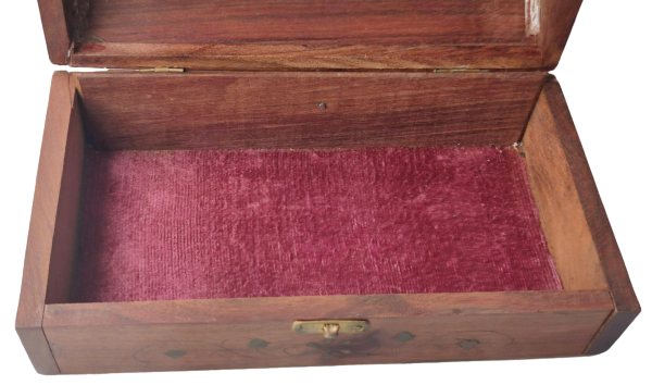 MASİF ÜZERİ PİRİNC CİCEK KAKMA PİRAMİT KAPAKLI İCİ BORDO KAPLAMA MÜCEVHER VEYA TESBİH KUTUSU