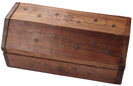 MASİF ÜZERİ PİRİNC CİCEK KAKMA PİRAMİT KAPAKLI İCİ BORDO KAPLAMA MÜCEVHER VEYA TESBİH KUTUSU