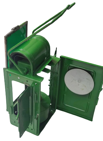 1. DUNYA SAVAŞI ALMAN ÜRETİMİ ASKERİ TREN TAŞINABİLİNİR FENER VEYA  TAKILABİLİNİR İŞARET YOL LAMBASI ÖN CAM YEŞİL İCERSİNDE GAZ YAGI İLE CALIŞAN FİTİLLİ LAMBA 