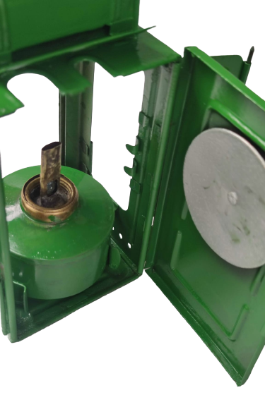 1. DUNYA SAVAŞI ALMAN ÜRETİMİ ASKERİ TREN TAŞINABİLİNİR FENER VEYA  TAKILABİLİNİR İŞARET YOL LAMBASI ÖN CAM YEŞİL İCERSİNDE GAZ YAGI İLE CALIŞAN FİTİLLİ LAMBA 