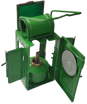 1. DUNYA SAVAŞI ALMAN ÜRETİMİ ASKERİ TREN TAŞINABİLİNİR FENER VEYA  TAKILABİLİNİR İŞARET YOL LAMBASI ÖN CAM YEŞİL İCERSİNDE GAZ YAGI İLE CALIŞAN FİTİLLİ LAMBA 