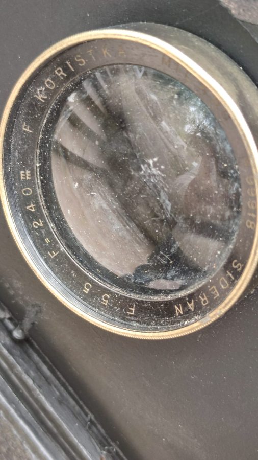 1900 AYAKLI KÖRÜKLU F KORISTKA SIDERAN MERCEKLİ İKİ FOKSIYONLU PLAN VE MARARA FİLM TAKILAN PROFOSYENEL STUDYO FOTOGRAF MAKİNESİ