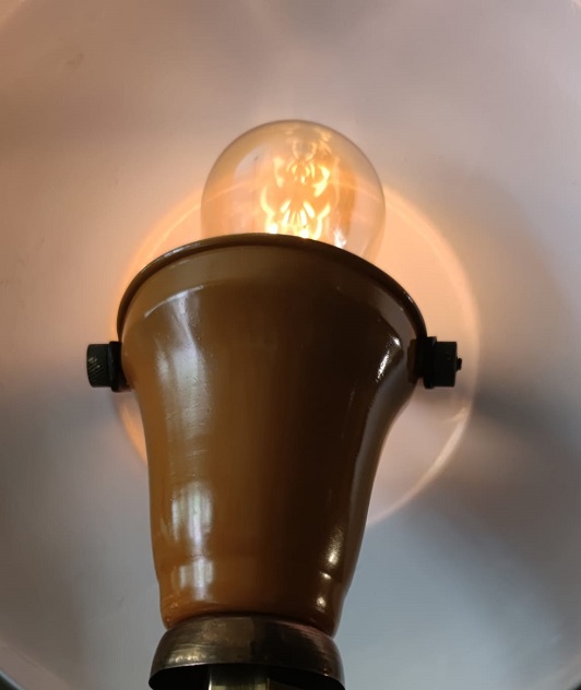 1920 METAL MANTAR HAREKETLİ OYNAR ŞAPKALI AYAKLI PİRİNC VE BAKIR PARCALARLA YAPILMIŞ SÜTÜNLÜ CALIŞMA MASA LAMBASI KİRLİ SARI RENKDE