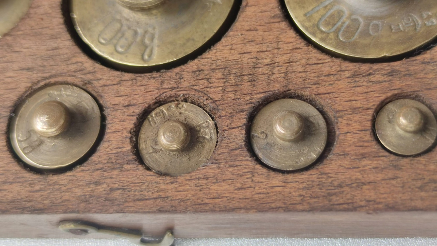 1930 AKTAR VE BAHARATCI TERAZİLERİNDE KULLANILAN SARI TARTI GRAM AGIRLIKLAR ORJİNAL KUTUSUNDA  10 ADET DEGİŞİK AGIRLIKDA TAMAMI 300 GRAM