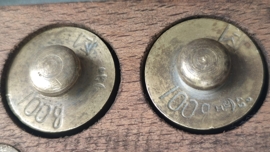 1930 AKTAR VE BAHARATCI TERAZİLERİNDE KULLANILAN SARI TARTI GRAM AGIRLIKLAR ORJİNAL KUTUSUNDA  10 ADET DEGİŞİK AGIRLIKDA TAMAMI 300 GRAM