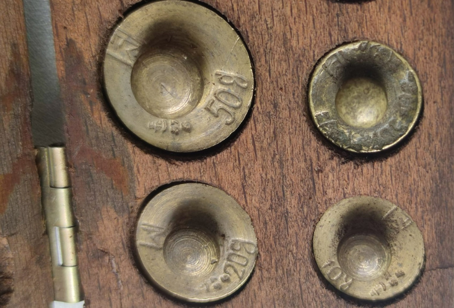 1930 AKTAR VE BAHARATCI TERAZİLERİNDE KULLANILAN SARI TARTI GRAM AGIRLIKLAR ORJİNAL KUTUSUNDA  10 ADET DEGİŞİK AGIRLIKDA TAMAMI 300 GRAM