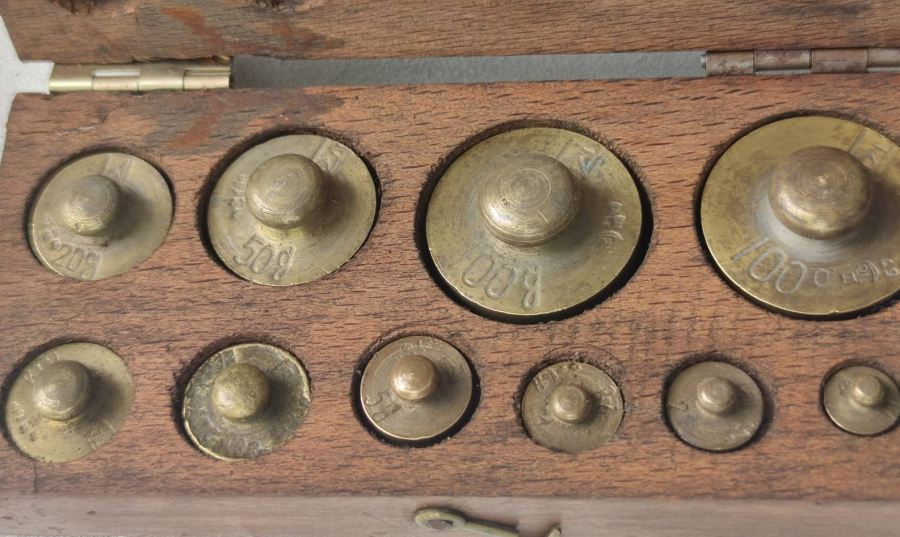 1930 AKTAR VE BAHARATCI TERAZİLERİNDE KULLANILAN SARI TARTI GRAM AGIRLIKLAR ORJİNAL KUTUSUNDA  10 ADET DEGİŞİK AGIRLIKDA TAMAMI 300 GRAM